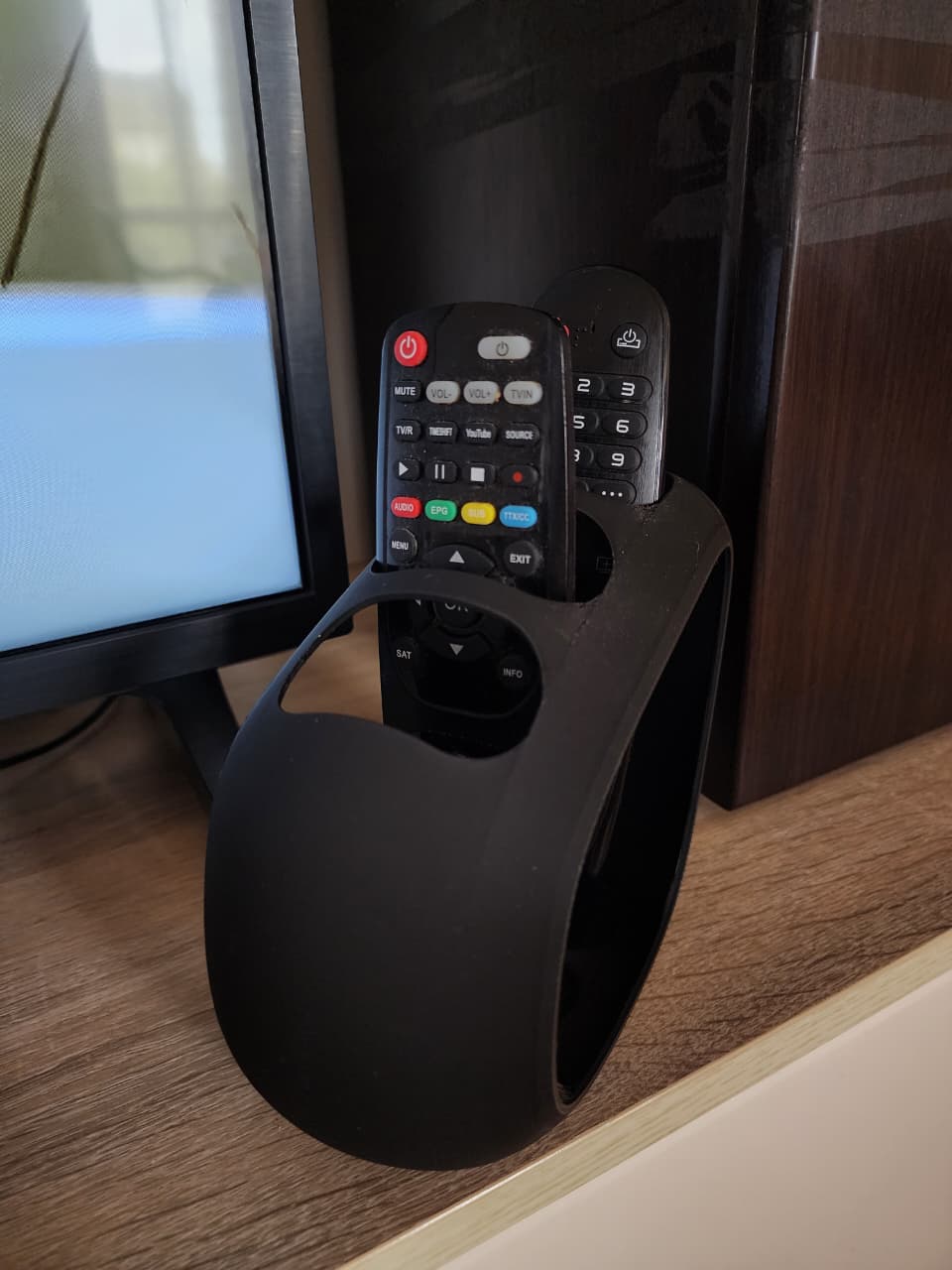 Remote Dock – Minimal Remote Organizer