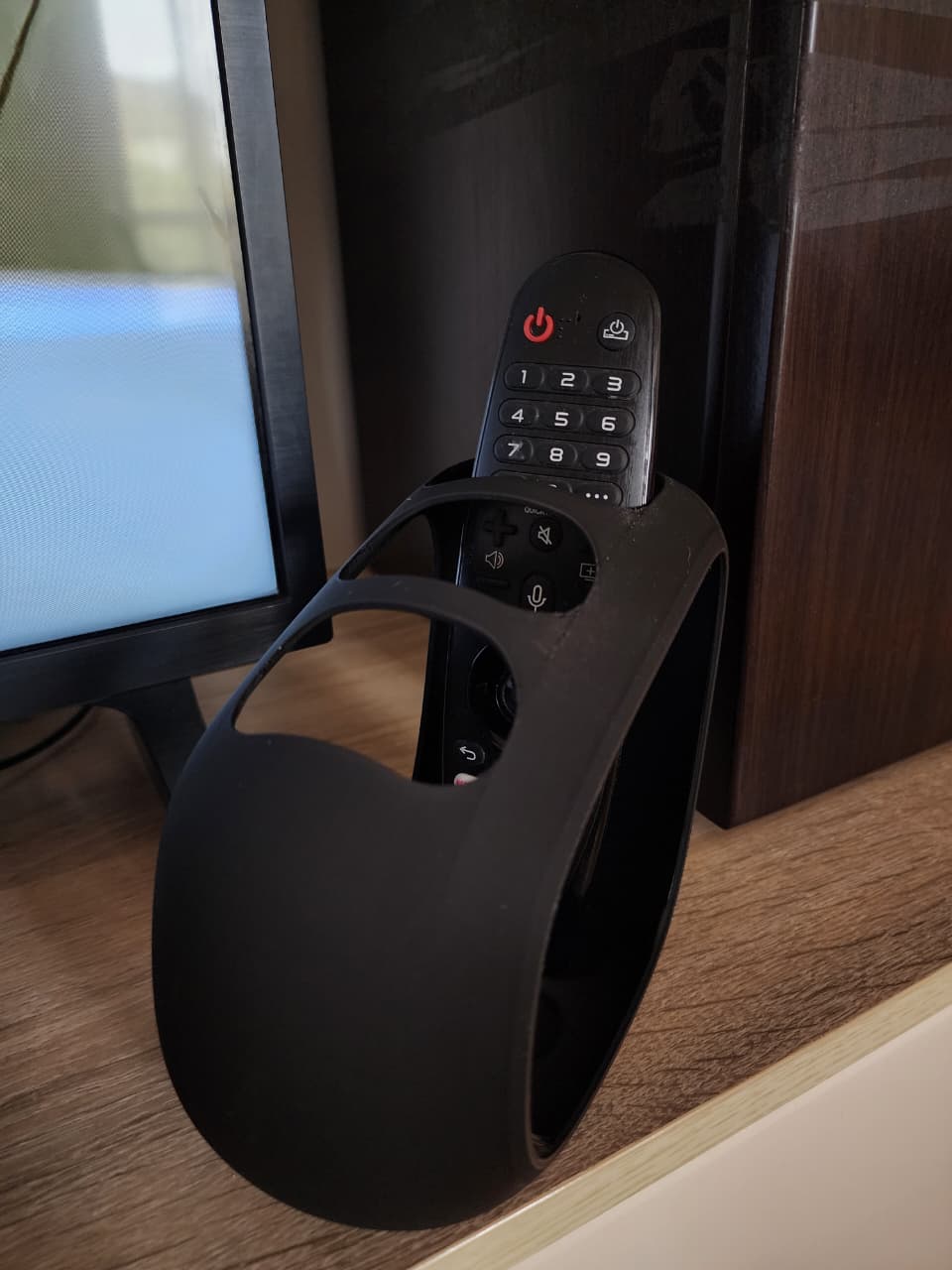 Remote Dock – Minimal Remote Organizer