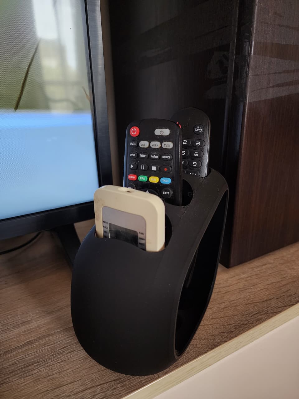 Remote Dock – Minimal Remote Organizer